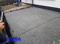 Concrete-Driveway-slate-Green-Sealer-being-applied